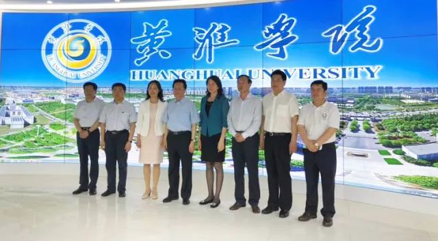 中華職業(yè)教育社理事長陳昌智、河南省副省長霍金花一行參觀展廳